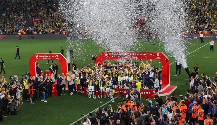 10 yıl sonra Türkiye Kupası şampiyonu olan Fenerbahçe kupayı 5 yıldızlı formayla kaldırdı 10 yıl sonra Türkiye Kupası şampiyonu olan Fenerbahçe kupayı 5 yıldızlı formayla kaldırdı