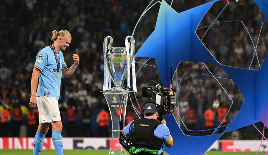 Manchester City'nin UEFA Şampiyonlar Ligi kupası İlkay Gündoğan'ın ellerinde yükseldi