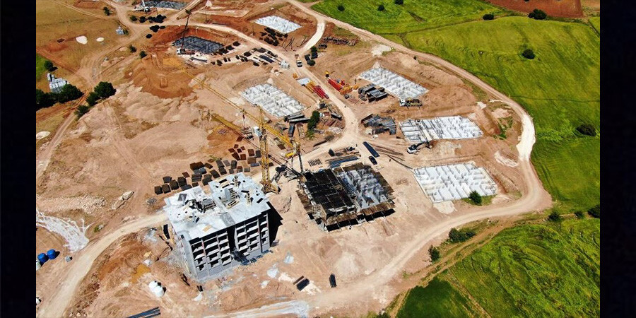 Elazığ'da depremzedeler için yapılan TOKİ konutunun ilk bloğu tamamlandı