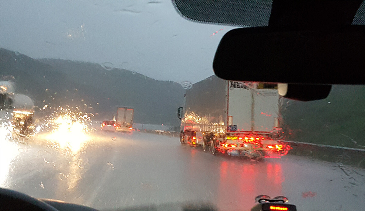 Aniden bastırdı, yollar beyaza büründü! Görenler telefonlarına sarıldı