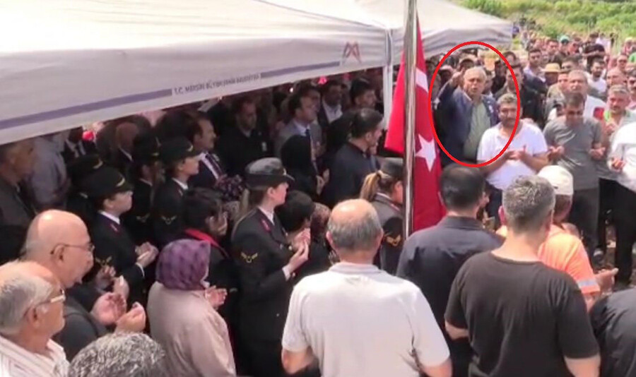 CHP'li vekil, şehit Halil Şahin'in cenazesinde gerginlik çıkardı CHP'li vekil, şehit Halil Şahin'in cenazesinde gerginlik çıkardı