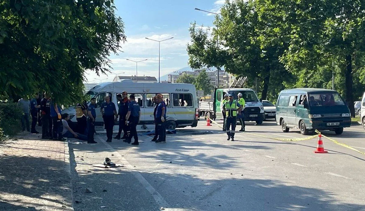 İşçileri taşıyan servis minibüsü kaza yaptı: 1 ölü, 9 yaralı İşçileri taşıyan servis minibüsü kaza yaptı: 1 ölü, 9 yaralı