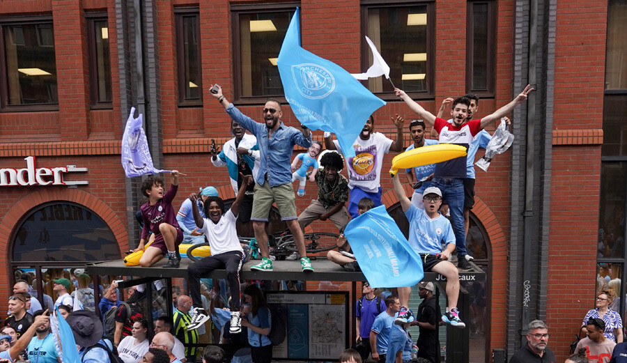 Manchester bugün masmavi! Avrupa'nın en büyüğü Manchester City üstü açık otobüsle şehir turu attı