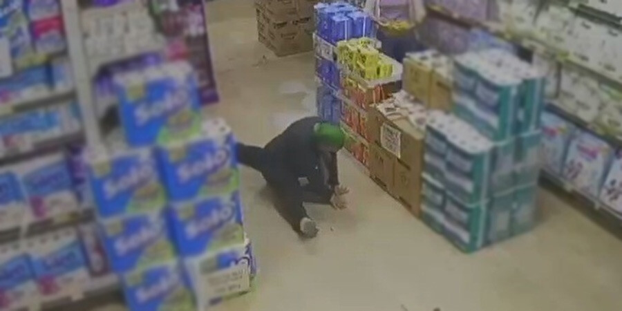 Sevdiği şarkıyı duyunca dayanamadı! Yaşlı kadından marketin ortasında dans şovu