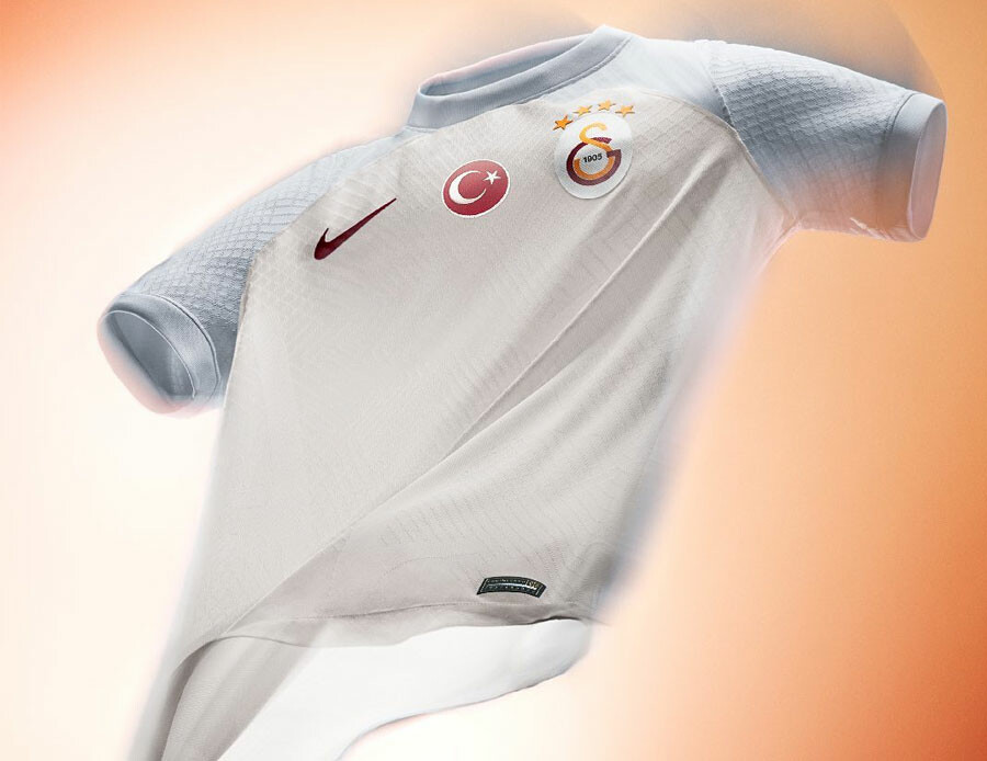 Galatasaray yeni sezon deplasman formasını tanıttı