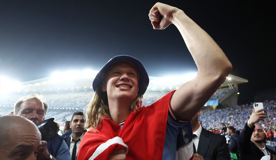 Manchester bugün masmavi! Avrupa'nın en büyüğü Manchester City üstü açık otobüsle şehir turu attı