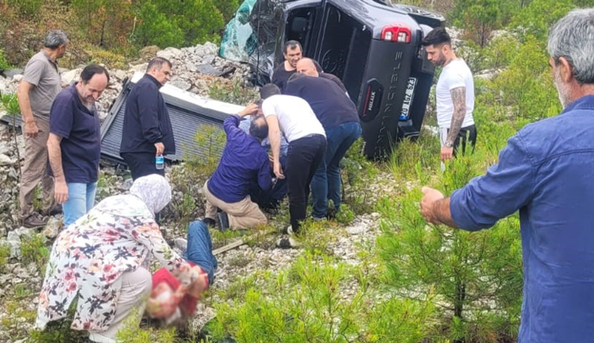Eski Bakan Nihat Zeybekci trafik kazası geçirdi!