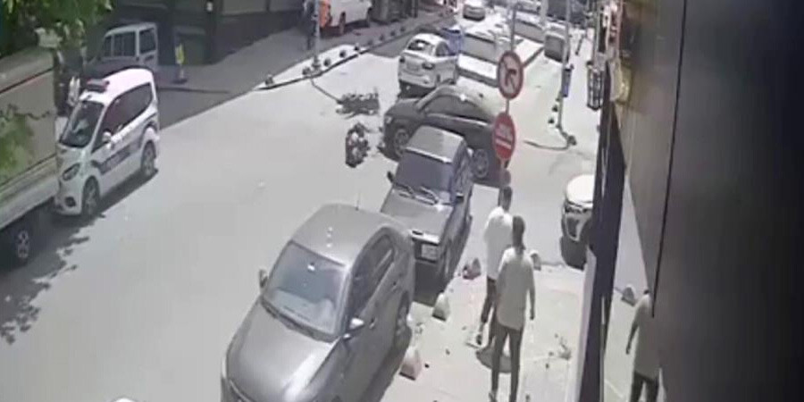 Sultangazi'de feci kaza! Motosikletlinin kaskı kafasından fırladı Sultangazi'de feci kaza! Motosikletlinin kaskı kafasından fırladı
