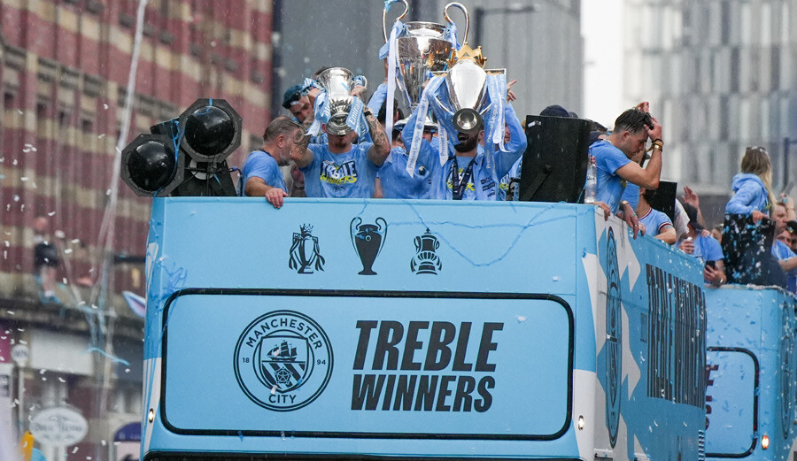 Manchester bugün masmavi! Avrupa'nın en büyüğü Manchester City üstü açık otobüsle şehir turu attı