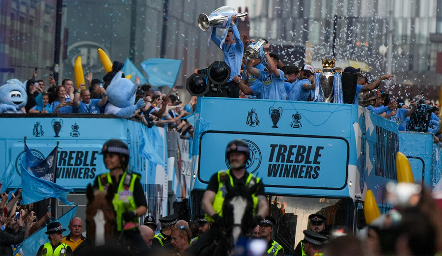 Manchester bugün masmavi! Avrupa'nın en büyüğü Manchester City üstü açık otobüsle şehir turu attı