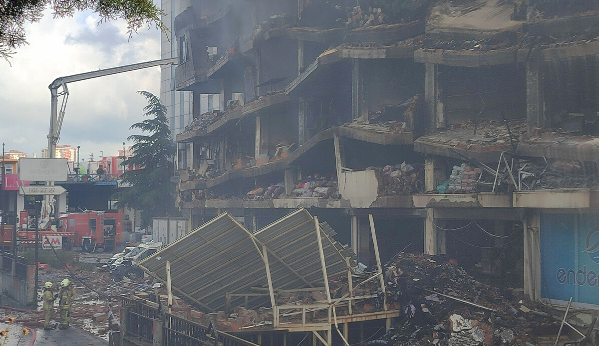 Başakşehir’deki iş hanı yangınında 3. gün! İçler acısı hali havadan görüntülendi