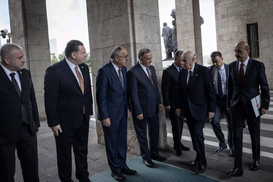 Bahçeli yeni dönemin ilk grup toplantısında muhalefete yüklendi, asgari ücret ve '100 il 1000 ilçe' mesajı dikkat çekti Bahçeli yeni dönemin ilk grup toplantısında muhalefete yüklendi, asgari ücret ve '100 il 1000 ilçe' mesajı dikkat çekti