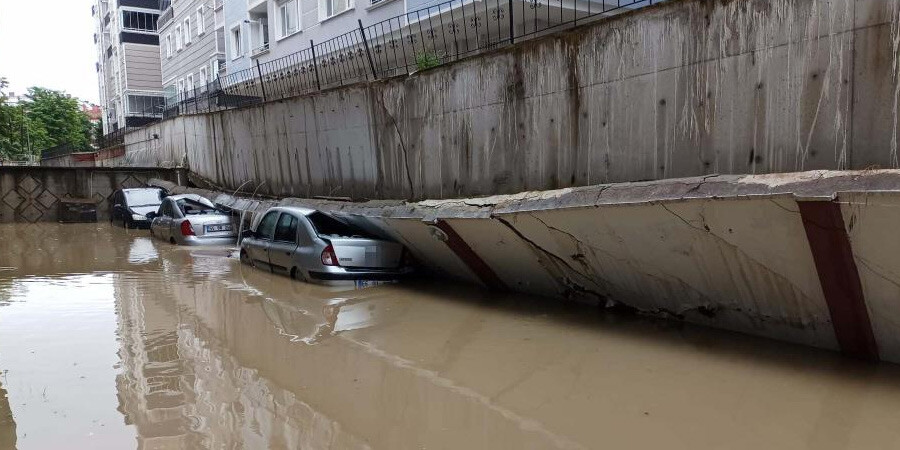 Samsun sele teslim! 4 ilçede okullar bir gün tatil edildi