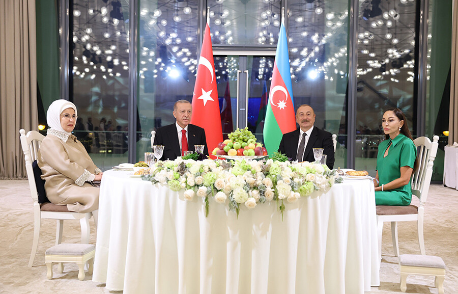 Azerin söyledi, Cumhurbaşkanı Erdoğan ve Aliyev ayakta alkışladı Azerin söyledi, Cumhurbaşkanı Erdoğan ve Aliyev ayakta alkışladı
