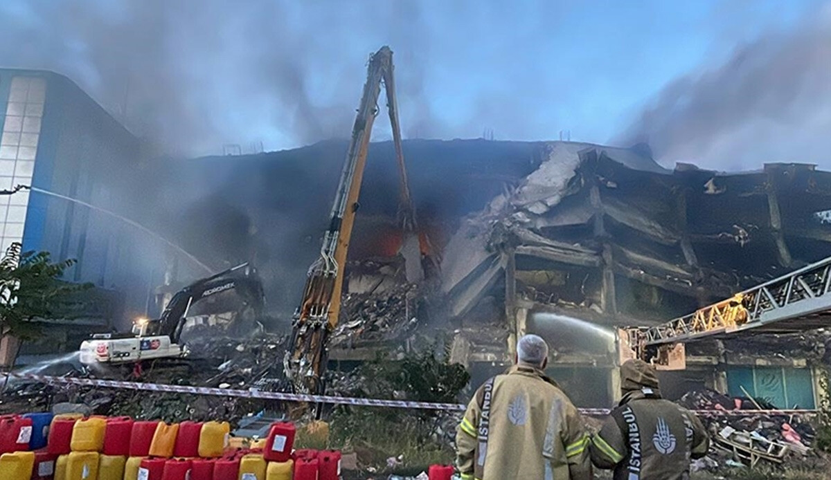 İstanbul&#039;daki fabrika yangını 65 saattir söndürülemiyor