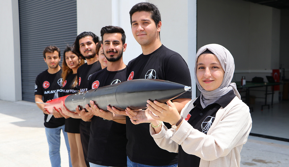 Öğrenciler 3 kilometre irtifaya çıkabilen roket yaptı Öğrenciler 3 kilometre irtifaya çıkabilen roket yaptı