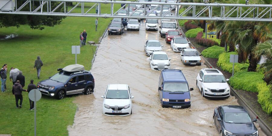 Samsun sele teslim! 4 ilçede okullar bir gün tatil edildi