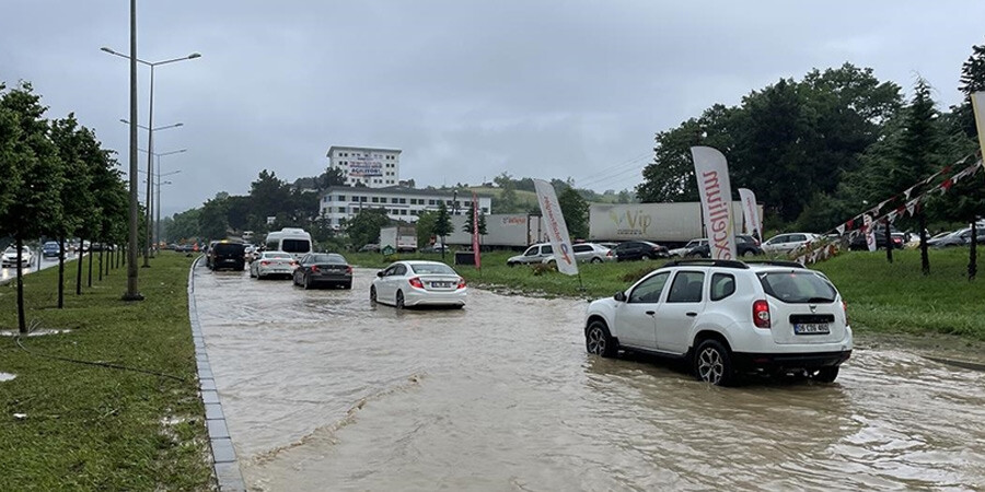 Samsun sele teslim! 4 ilçede okullar bir gün tatil edildi