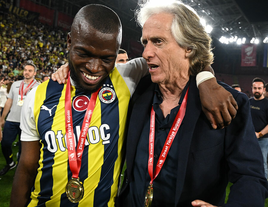 Süper Lig'in gol kralı Fenerbahçe'ye veda etti! Enner Valencia Internacional'e imza attı