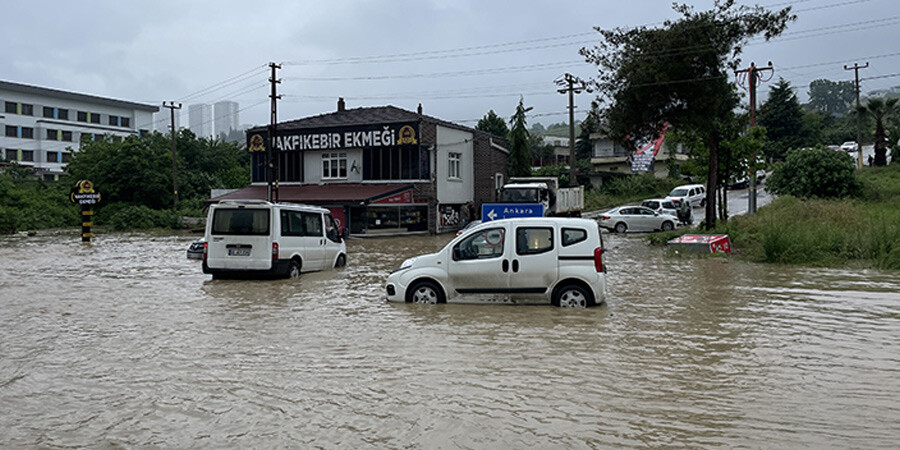 Samsun sele teslim! 4 ilçede okullar bir gün tatil edildi