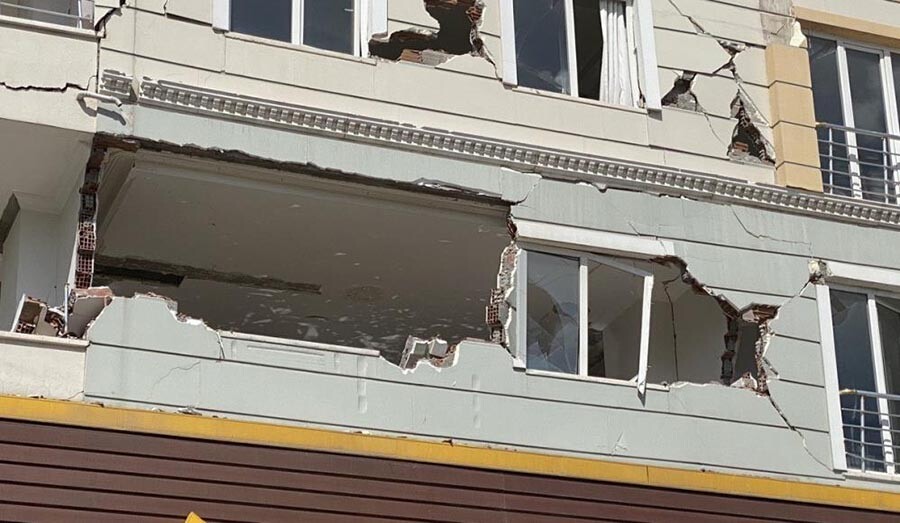 Adıyaman'da hasarlı evden pencere sökmeye çalışan Zeynel Malacı canından oldu Adıyaman'da hasarlı evden pencere sökmeye çalışan Zeynel Malacı canından oldu