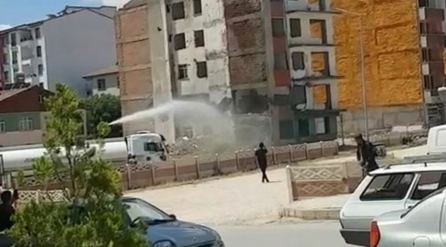 5 katlı bina korna sesiyle yerle bir oldu