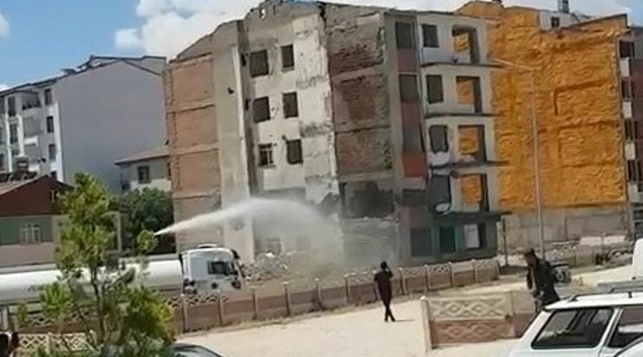 5 katlı bina korna sesiyle yerle bir oldu