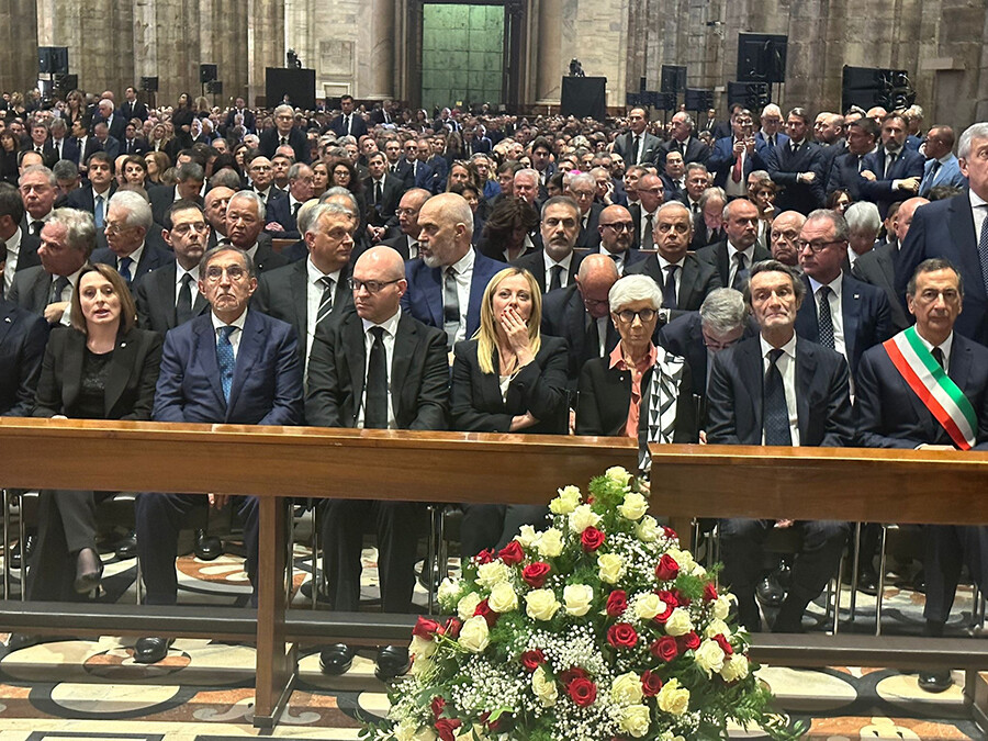 Silvio Berlusconi, son yolculuğuna uğurlandı! Hayatı gibi cenazesi de olaylı geçti Silvio Berlusconi, son yolculuğuna uğurlandı! Hayatı gibi cenazesi de olaylı geçti