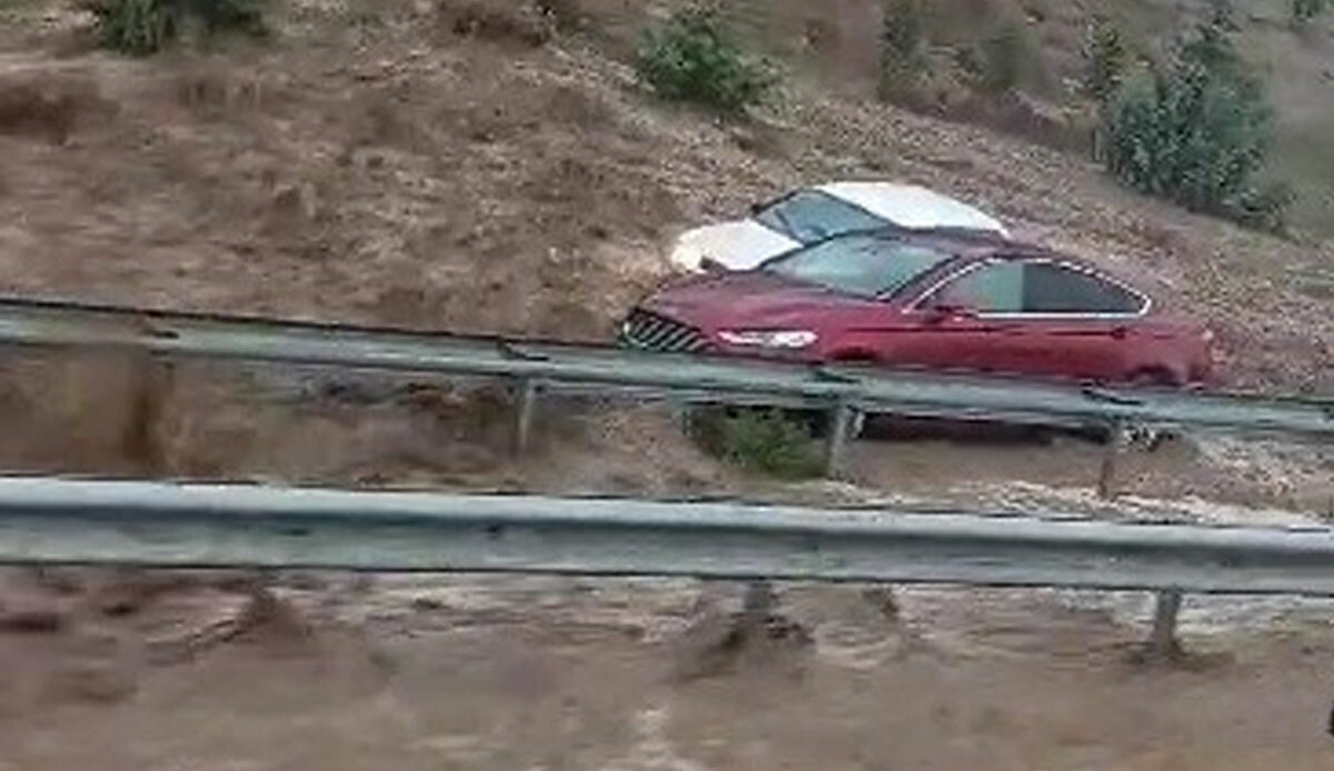 Selin getirdiği çamur arabaları yuttu: Dehşet anları böyle görüntülendi