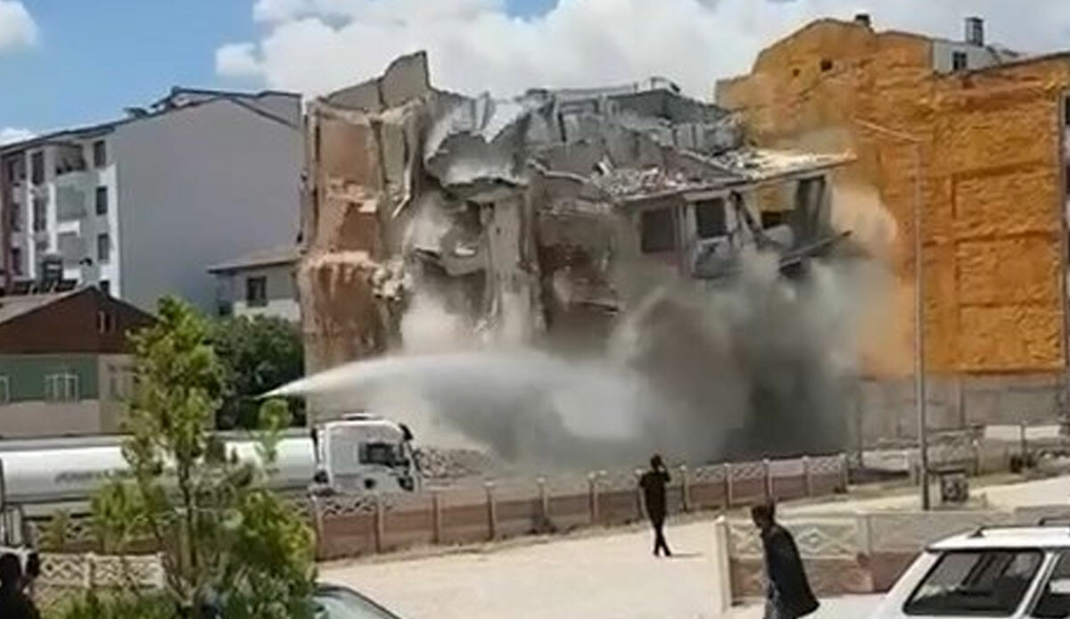 5 katlı bina korna sesiyle yerle bir oldu 5 katlı bina korna sesiyle yerle bir oldu