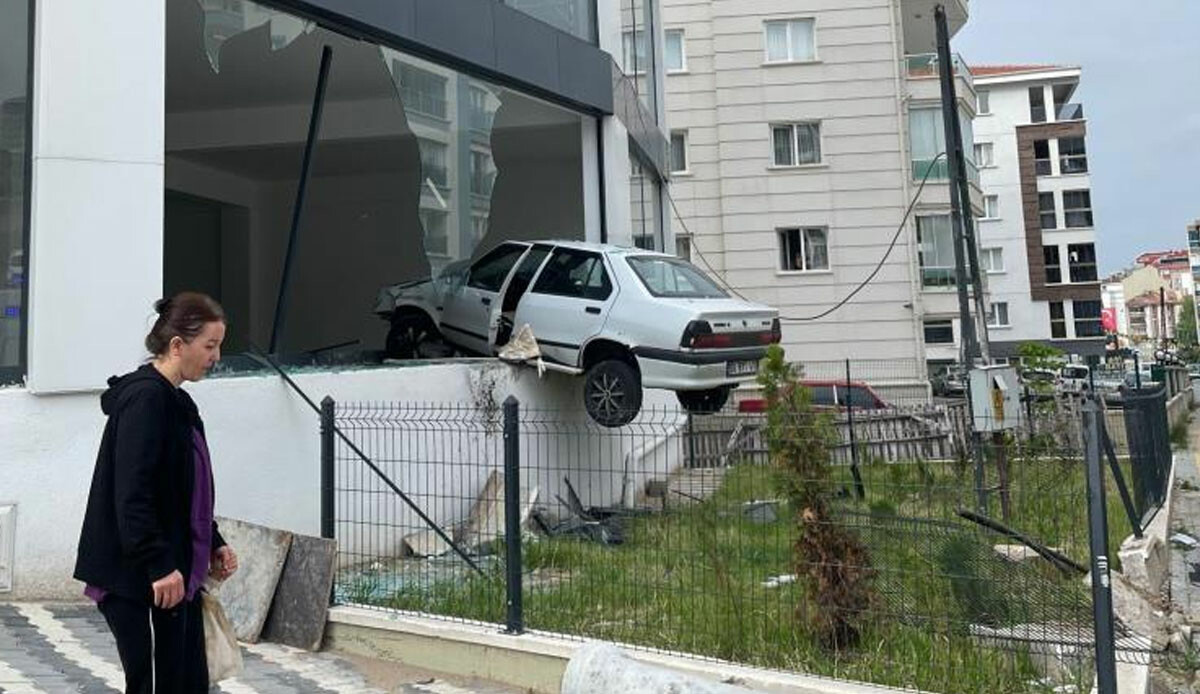 Ankara’da bir garip kaza: Fren yerine gaza bastı, dükkanın camında asılı kaldı