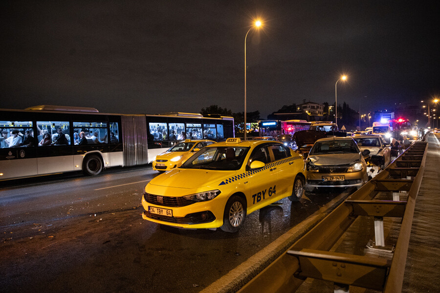 Köprü girişinde zincirleme kaza: 7 araç birbirine girdi