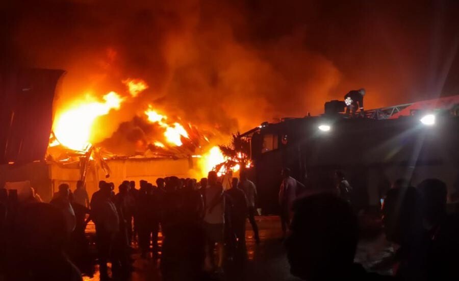 Mersin'deki fabrika yangını kontrol altına alındı, 5 kişi hastanelik oldu Mersin'deki fabrika yangını kontrol altına alındı, 5 kişi hastanelik oldu