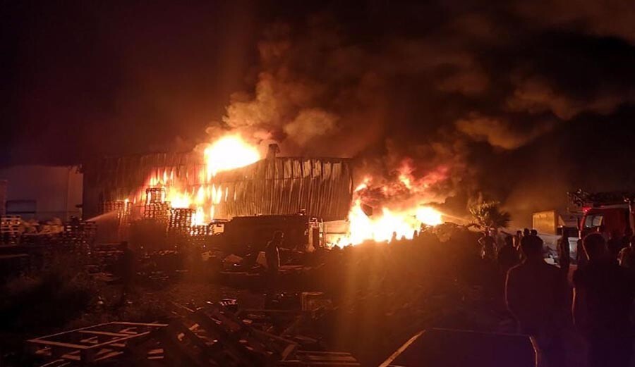 Mersin'deki fabrika yangını kontrol altına alındı, 5 kişi hastanelik oldu Mersin'deki fabrika yangını kontrol altına alındı, 5 kişi hastanelik oldu