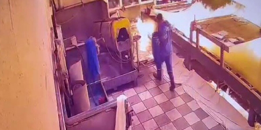 Tekstil atölyesinde makine bomba gibi patladı! Alev alev yandı, 3 işçi yaralandı Tekstil atölyesinde makine bomba gibi patladı! Alev alev yandı, 3 işçi yaralandı