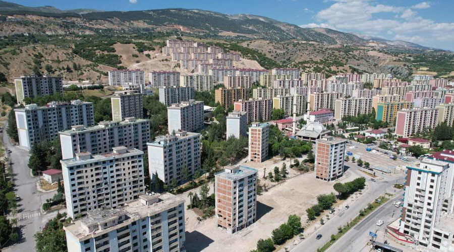 Depremde yüzlerce daire hasar almıştı… Site sakinleri yeni konutları aynı yere istiyorlar Depremde yüzlerce daire hasar almıştı… Site sakinleri yeni konutları aynı yere istiyorlar