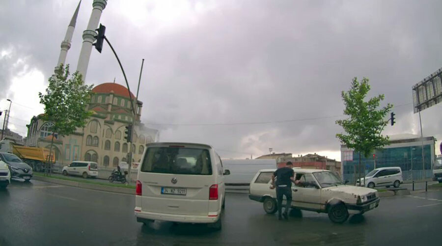Trafikte birbirine girdiler! Dakikalarca yumruklaştılar Trafikte birbirine girdiler! Dakikalarca yumruklaştılar