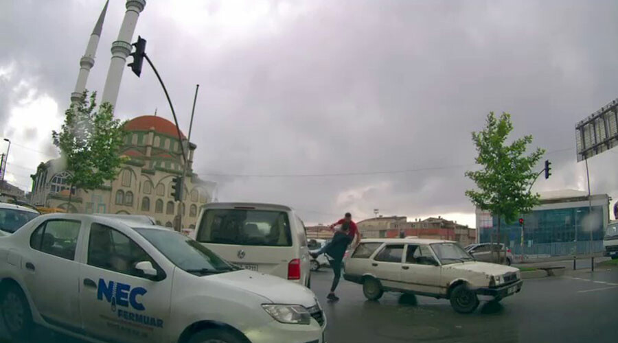 Trafikte birbirine girdiler! Dakikalarca yumruklaştılar Trafikte birbirine girdiler! Dakikalarca yumruklaştılar