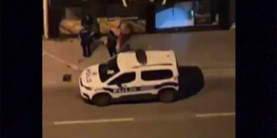 Genç kadına sokak ortasında öldüresiye dayak! Polisi görünce yaptığı şok etti