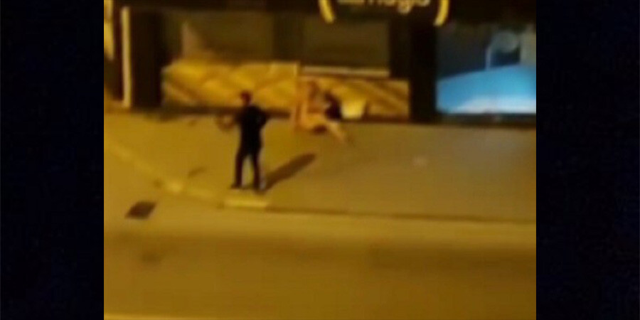 Genç kadına sokak ortasında öldüresiye dayak! Polisi görünce yaptığı şok etti