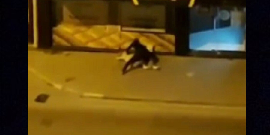 Genç kadına sokak ortasında öldüresiye dayak! Polisi görünce yaptığı şok etti