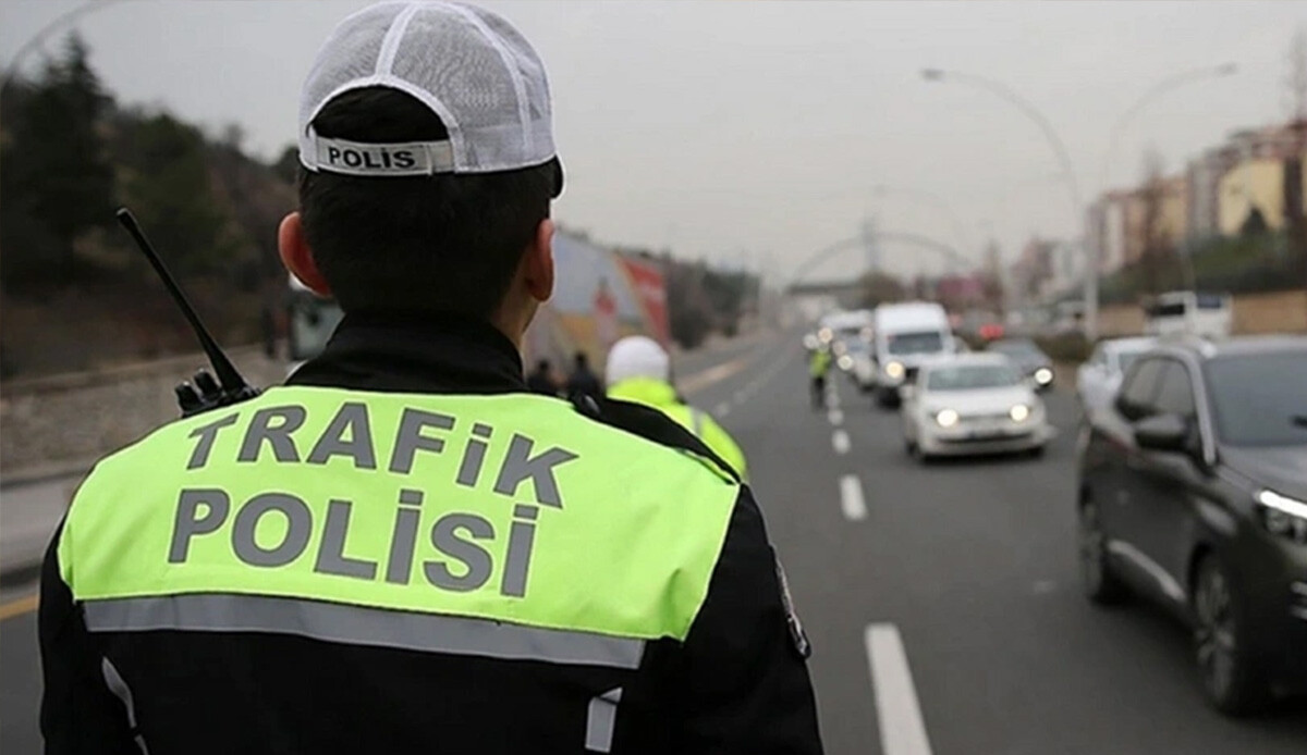 Yola çıkacaklar dikkat: TIR devrildi karayolu ulaşıma kapandı Yola çıkacaklar dikkat: TIR devrildi karayolu ulaşıma kapandı