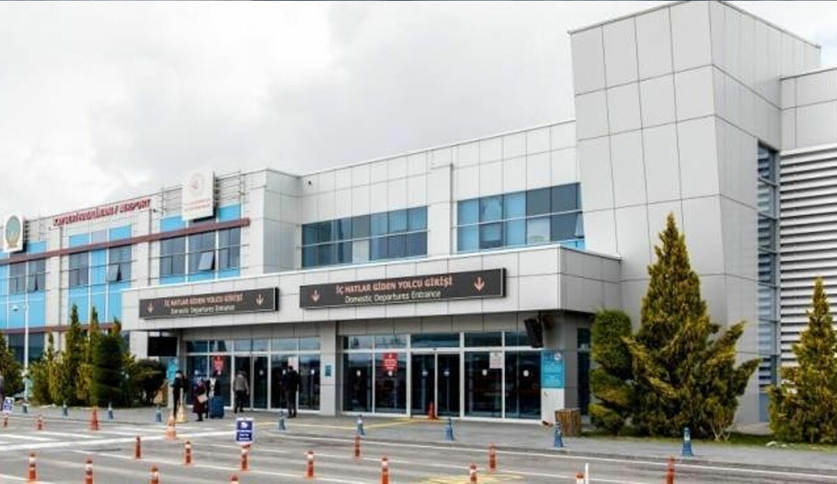 Uçakta gerginlik: Hostesleri tehdit ettiler, ortalık karıştı Uçakta gerginlik: Hostesleri tehdit ettiler, ortalık karıştı