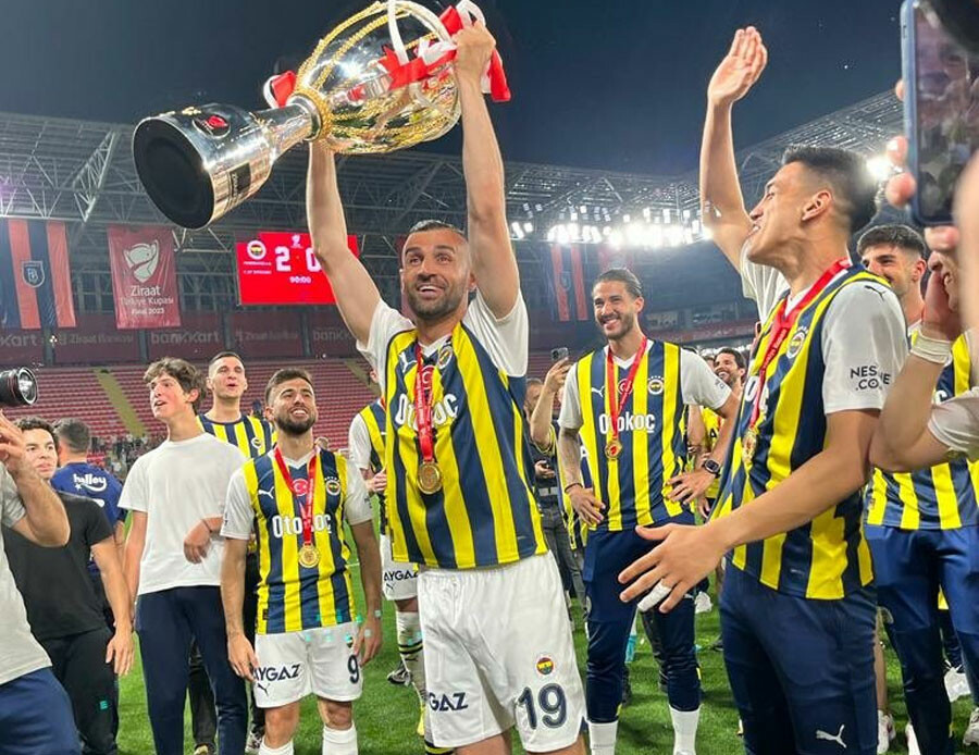 Serdar Dursun Fenerbahçe'ye veda ediyor! Milli golcü Süper Lig'de oynamaya devam edecek Serdar Dursun Fenerbahçe'ye veda ediyor! Milli golcü Süper Lig'de oynamaya devam edecek