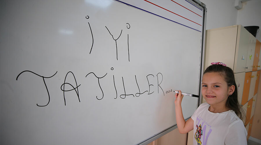 Okullarda son ders zili çalıyor: 19 milyon öğrenci için karne heyecanı Okullarda son ders zili çalıyor: 19 milyon öğrenci için karne heyecanı
