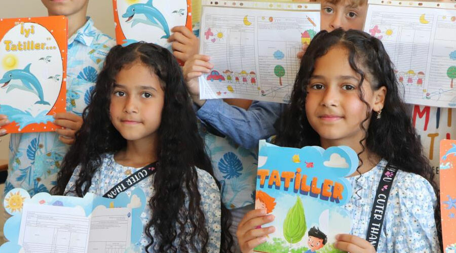 Okullarda son ders zili çalıyor: 19 milyon öğrenci için karne heyecanı Okullarda son ders zili çalıyor: 19 milyon öğrenci için karne heyecanı