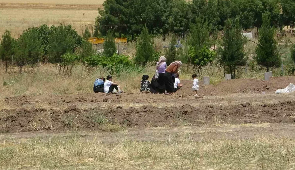 Diyarbakır'da katliam gibi arazi kavgasında cenazeler toprağa verildi Diyarbakır'da katliam gibi arazi kavgasında cenazeler toprağa verildi