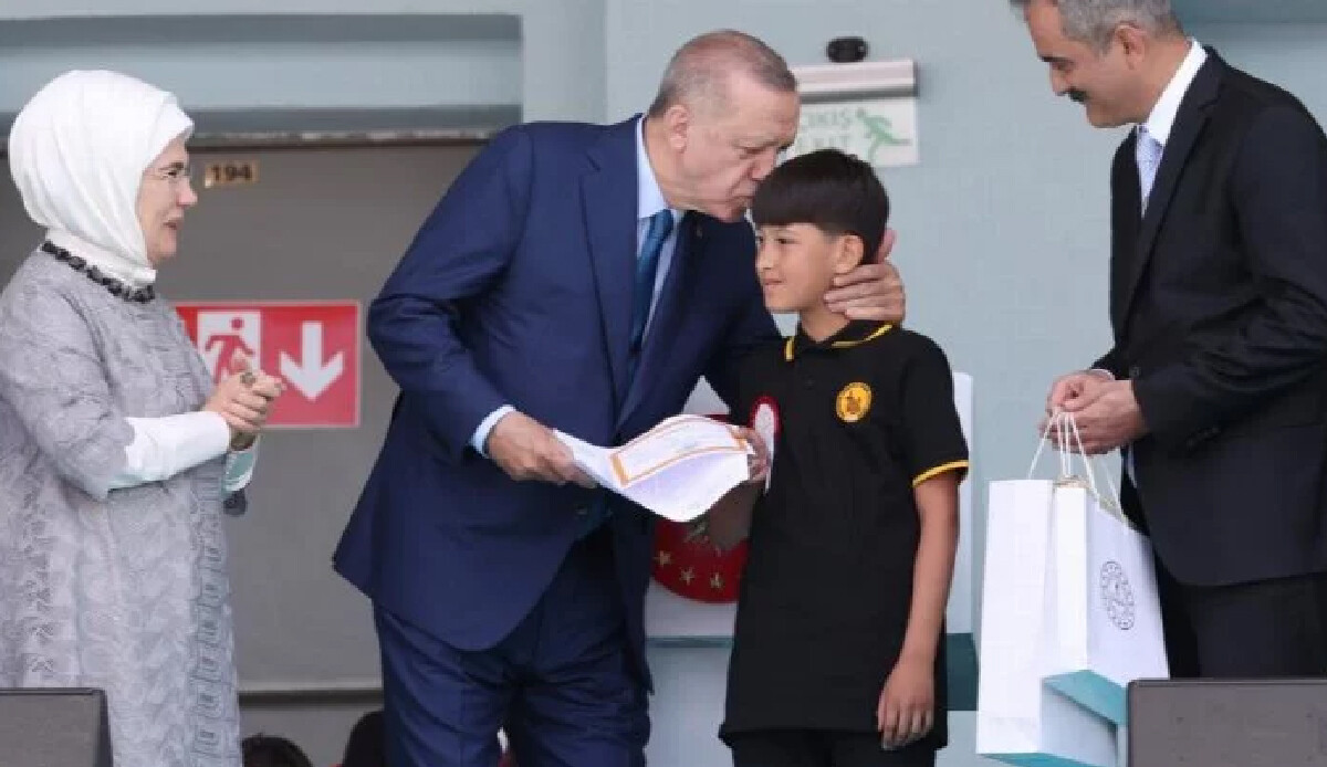 Cumhurbaşkanı Erdoğan'dan öğrenci ve velilere tebrik: 19 milyon öğrencinin karne heyecanına ortak oldu Cumhurbaşkanı Erdoğan'dan öğrenci ve velilere tebrik: 19 milyon öğrencinin karne heyecanına ortak oldu