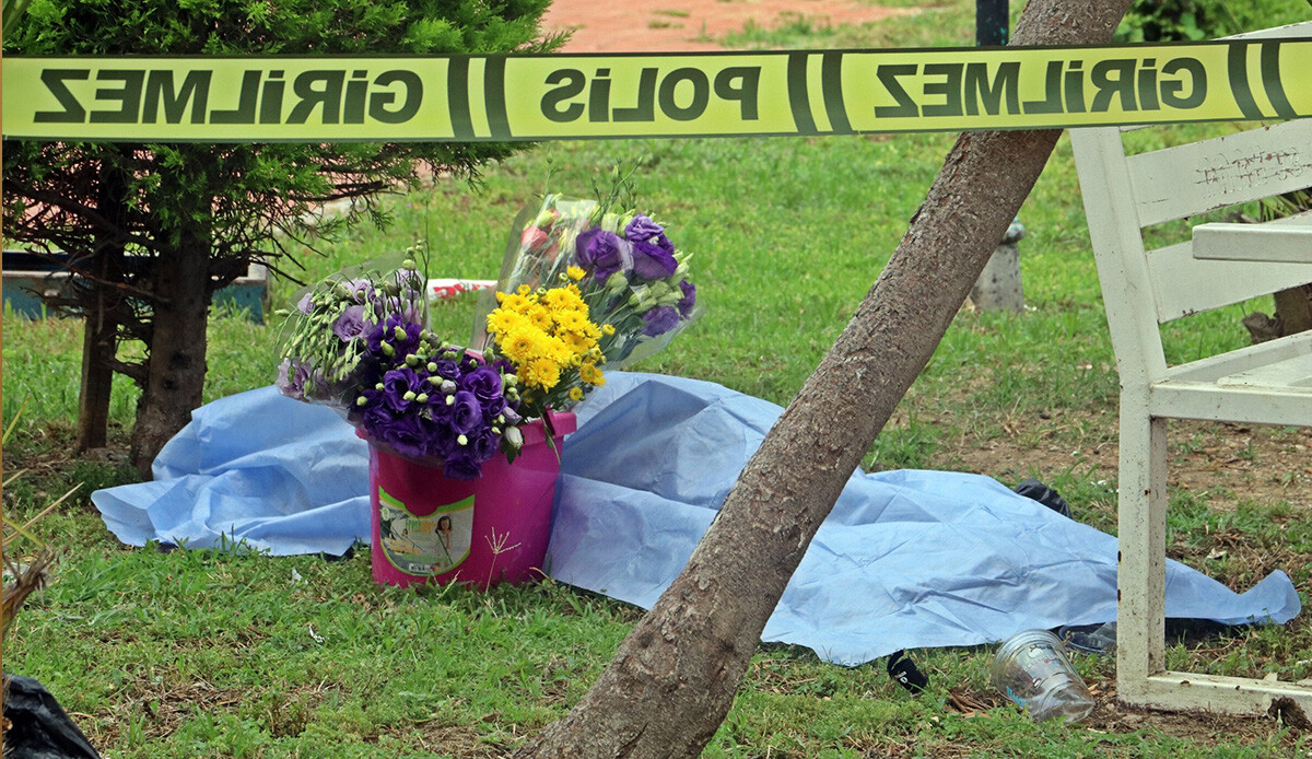 Öldüğü yer mezarı gibi oldu, başucunda çiçeklerle bulundu