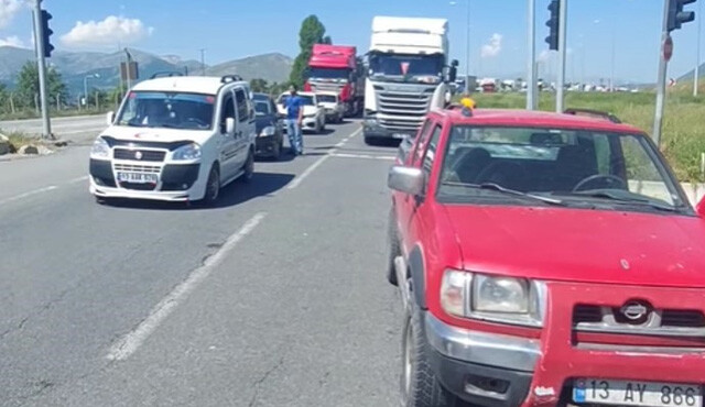 Uygulama noktasında çevrildi, "Arabamda bomba var" dedi Uygulama noktasında çevrildi, "Arabamda bomba var" dedi
